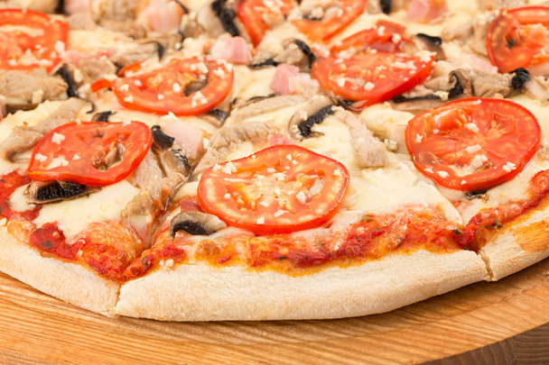 Pizza, mozzarella, vepřové maso, cibule, slanina, houby, petržel, rajče, česnek  - Fotografie, Obrázek