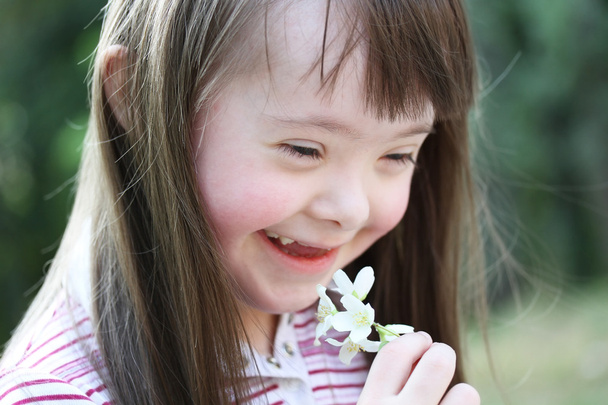 Portrait de belle jeune fille avec des fleurs dans le parc
 - Photo, image