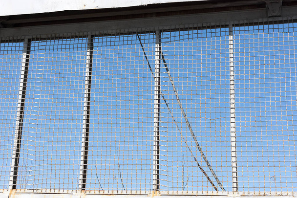 Φράχτη που στήθηκε για να κρατήσει τους ανθρώπους έξω προσθέτοντας - Φωτογραφία, εικόνα