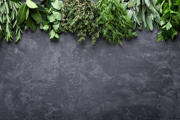 a sötét kő háttér szöveg adható friss fűszernövények - Fotó, kép