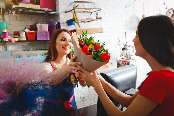 Buying a bouquet in a flower shop, cash register - 写真・画像