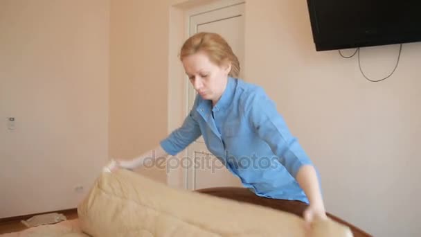 Υπηρέτρια κάνει καθαρισμό στην κρεβατοκάμαρα - Πλάνα, βίντεο