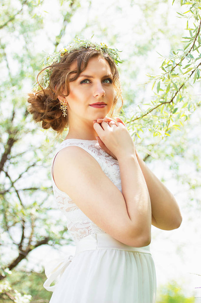 Zeytin ağaçları içindeki güzel genç kız. Düğün - Fotoğraf, Görsel