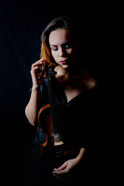 Beautiful young woman playing violin - Foto, Imagen