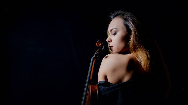 Красивая молодая женщина играет на скрипке
 - Фото, изображение
