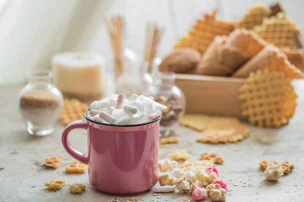 uma deliciosa xícara de cacau com marshmallows coloridos
 - Foto, Imagem
