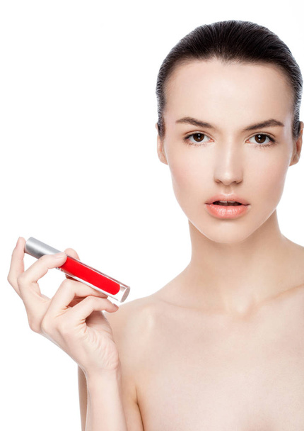 Hermosa chica sosteniendo líquido rojo lápiz labial tubo
 - Foto, imagen