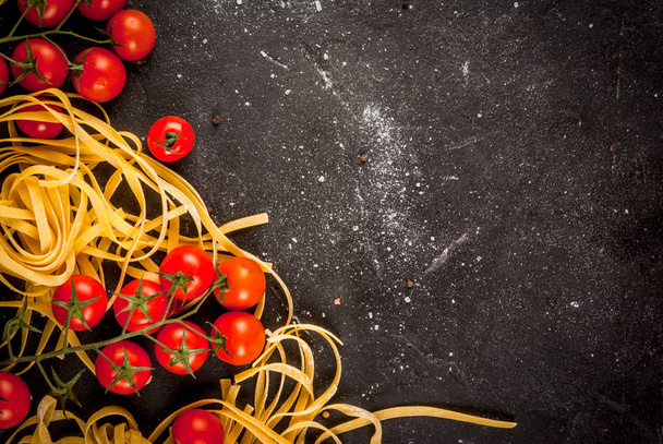 Pastas frescas crudas con tomates
 - Foto, imagen