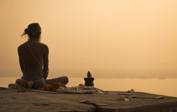 Йоги в Индии в городе Варанаси, на набережной Ганга
 - Фото, изображение