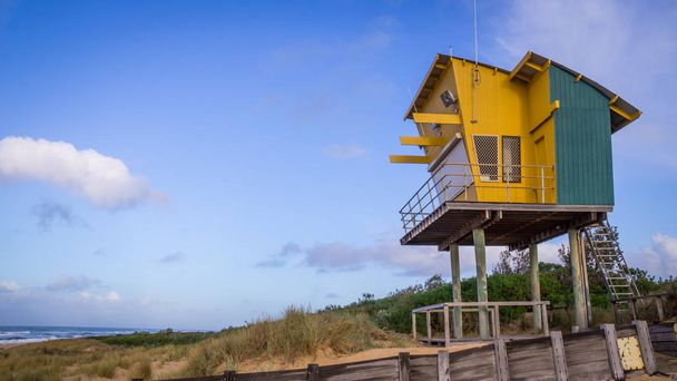 Henkivartiotorni Järvien sisäänkäynnin rannalla, Victoria, Australia
 - Valokuva, kuva
