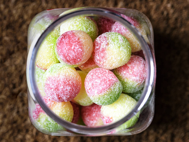 Üveg edény belsejében édességek - Fotó, kép