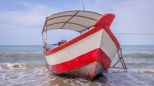 Barco de cola larga en la playa en Malasia
 - Foto, imagen