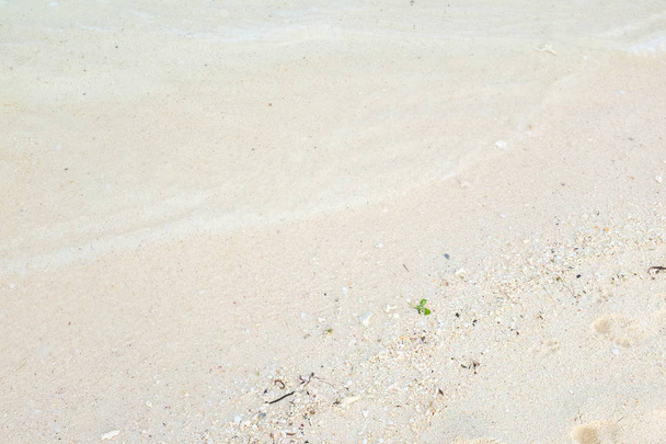 Fehér homokos strand seascape kék óceán - Fotó, kép