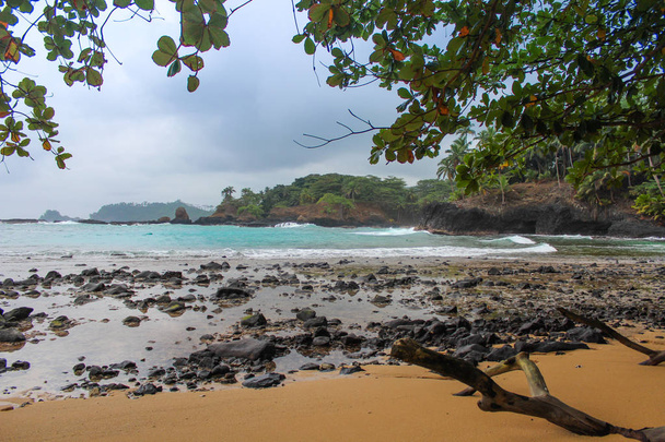La hermosa playa Piscina en la isla de Santo Tomé y Príncipe
 - Foto, Imagen
