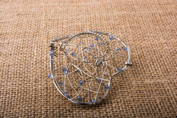 Cage en forme de coeur sur toile de lin
 - Photo, image