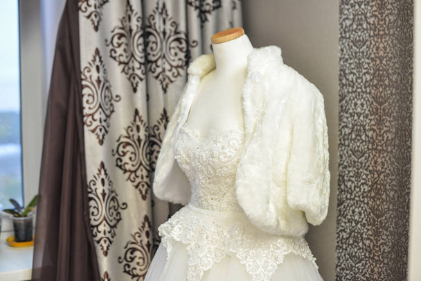 vestido de noiva na sala branca
 - Foto, Imagem