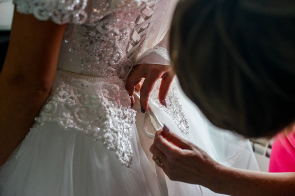 giarrettiera sulla gamba di una sposa, momenti del giorno del matrimonio
 - Foto, immagini