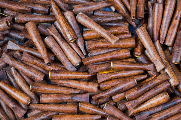 Beaucoup de porte-cigarettes en bois brun
 - Photo, image