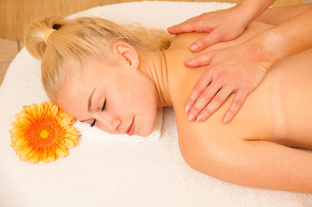 Красива блондинка, що займається масажем в салоні соку
 - Фото, зображення