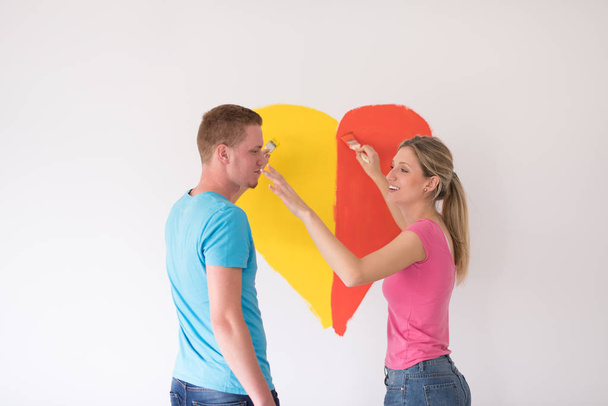 couple painting heart on wall - Fotoğraf, Görsel