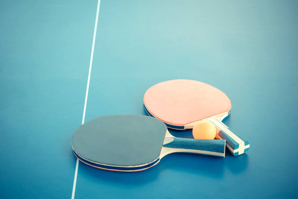 Tabletennis ou raquetes de pingue-pongue e bolas na mesa. Concurso desportivo
 - Foto, Imagem