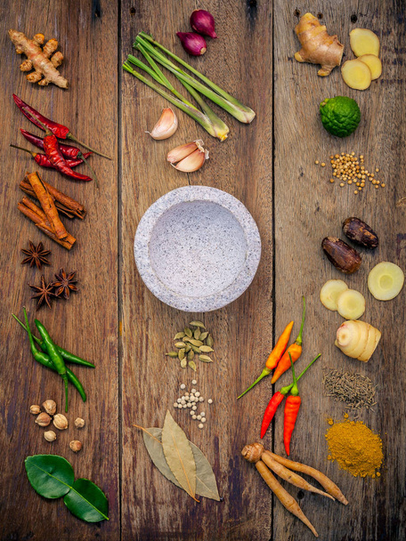 Διάφορα ινδικά μπαχαρικά και βότανα. Συστατικά μαγειρικής και κόκκινο  - Φωτογραφία, εικόνα