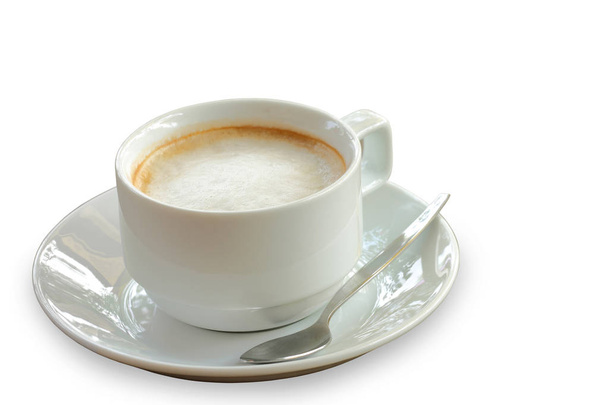 Čerstvé z horké kávy, které jsou izolovány v bílý hrnek s ořezovou cestou.  - Fotografie, Obrázek