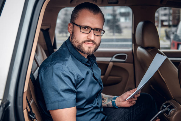 Szakállas üzletember a hátsó ülésen egy autó - Fotó, kép