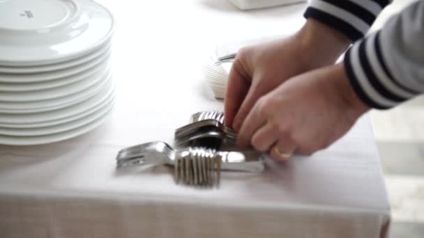 Svatební catering příprava, číšník odkládá vidlice pro předkrmy, 4k - Záběry, video