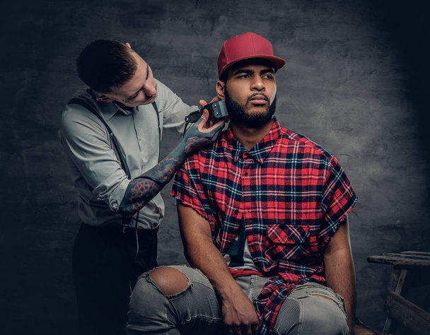 Homme coupant la barbe de hipster noir
 - Photo, image
