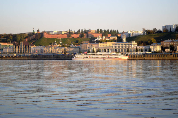 Panoramatický výhled na Kreml Nižnij Novgorod z řeky Volhy v Rusku. - Fotografie, Obrázek