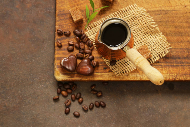 медь cezve кофе и зерна на стальном фоне
 - Фото, изображение