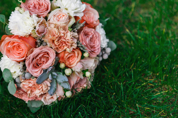 Bouquet da sposa su erba con spazio copia
 - Foto, immagini