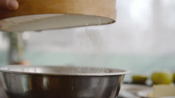 Człowiek jest gotowanie ciasto - Materiał filmowy, wideo
