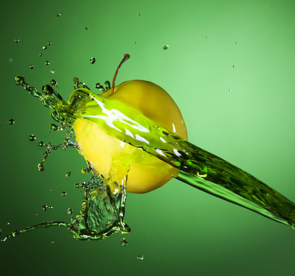 green apple in juice stream - Foto, afbeelding