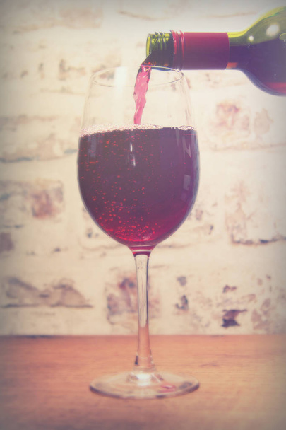 Dökülür varlık tam gövdeli kırmızı şarap - Fotoğraf, Görsel