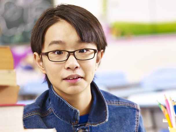 retrato de asiático escuela primaria estudiante
 - Foto, Imagen
