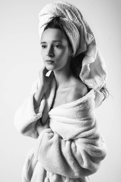 Retrato femenino natural en blanco y negro
 - Foto, imagen