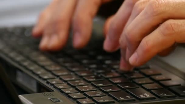 Caucásico hombre manos escribiendo sobre el teclado de la computadora
 - Imágenes, Vídeo