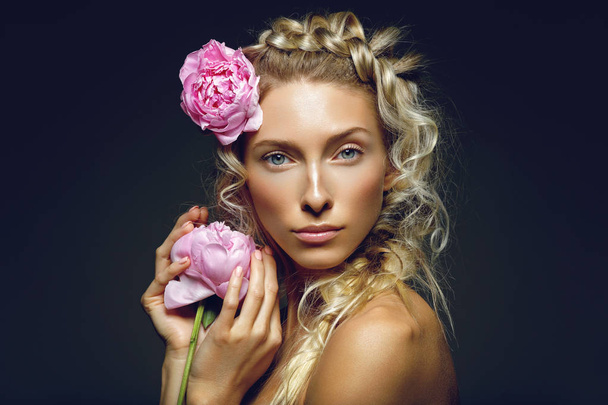 gyönyörű lány, pünkösdi rózsa virág - Fotó, kép