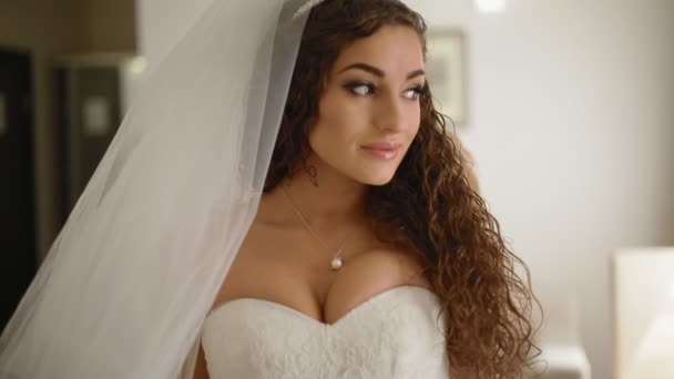 Красивая невеста ждет, чтобы зашнуровать платье
 - Кадры, видео