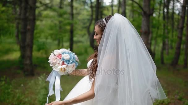 Mooie bruid poseren met bruiloft boeket - Video