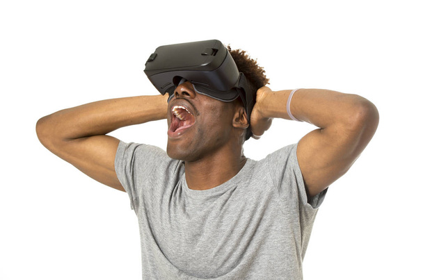 afro americano homem vestindo realidade virtual vr 360 óculos de visão desfrutando de vídeo game
 - Foto, Imagem