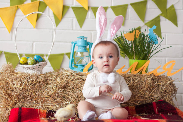 Schattige kleine baby dragen bunny oren op Paasdag  - Foto, afbeelding