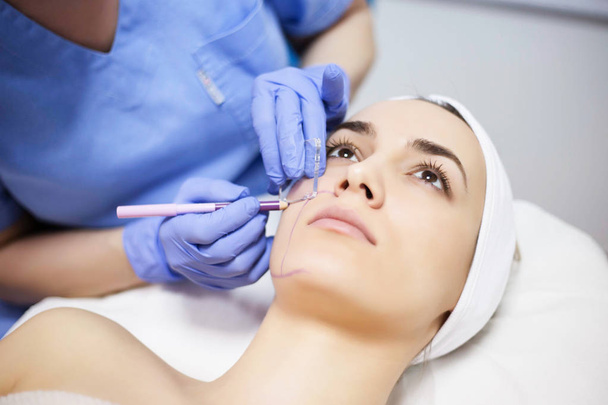 Cosmetic treatments for the skin in the beauty salon - Foto, Bild