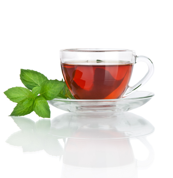 Tasse de thé aux feuilles de menthe isolées sur fond blanc
 - Photo, image