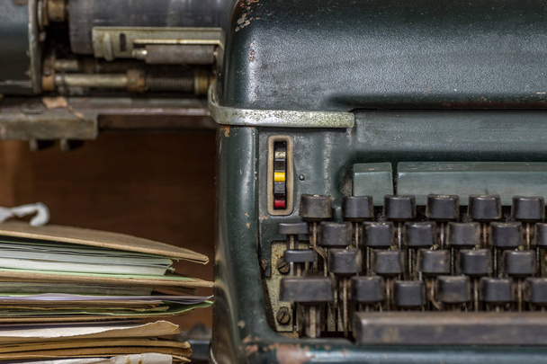Írógép antik vintage stílusú, és régi dokumentumokat - Fotó, kép