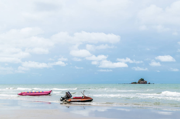 Spiaggia e mare con cielo blu e acqua scooter barca
 - Foto, immagini