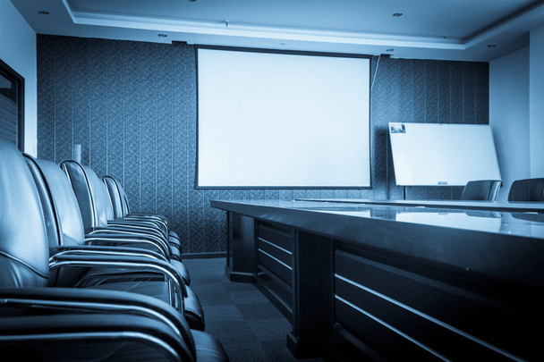 Пустой конференц-зал, стулья - Фото, изображение
