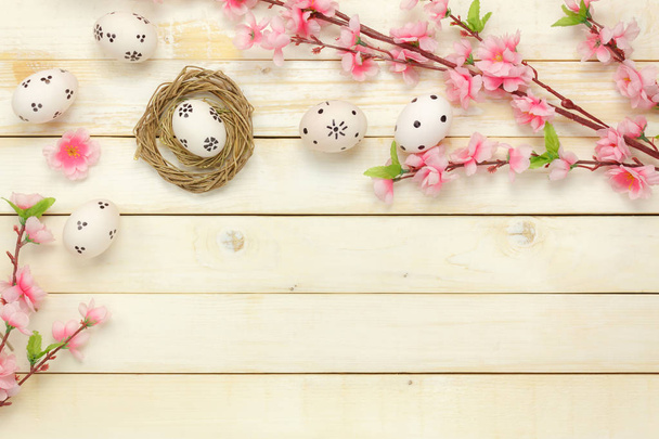 Vista superior de Pascua background.Happy huevos de Pascua doloridos en el nido
. - Foto, imagen